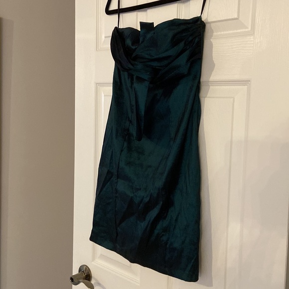 Deep green strapless mini dress - Picture 3 of 4